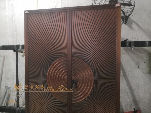 佛山銅門廠家愛(ài)唯銅藝——?jiǎng)e墅銅門簡(jiǎn)約輕奢