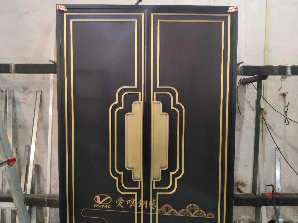 佛山銅門廠家愛(ài)唯銅藝——新中式銅門車間調(diào)試